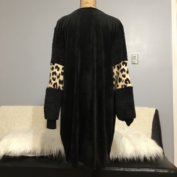 Velvet dress w/ Faux Fur Sleeves - Picture 7 of 8